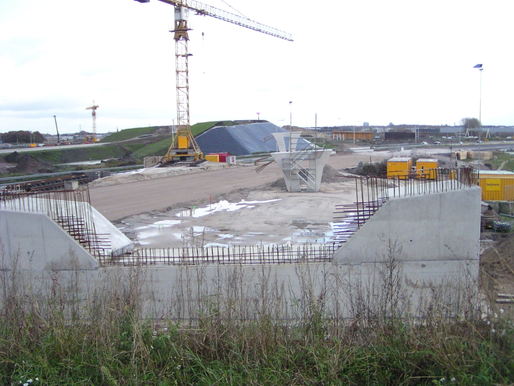 pb100006.jpg - Drie pilaren gereed nu voor de flyover A58 west->oost, gezien komende vanuit de richting Tilburg.