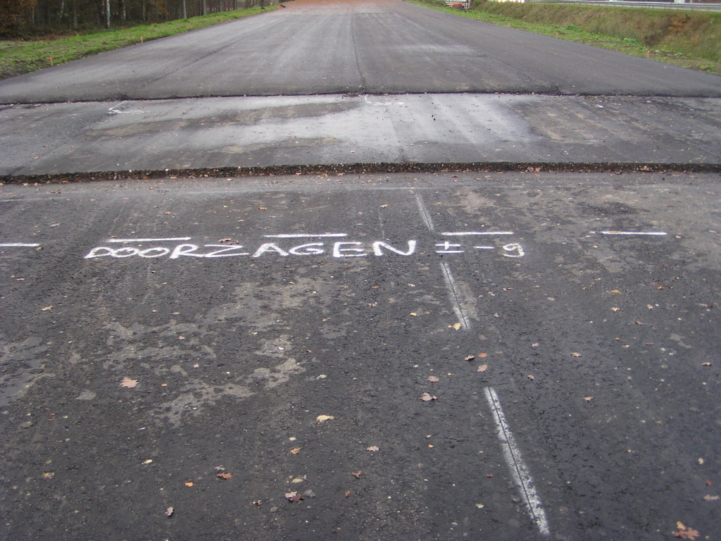 pb100015.jpg - Wat nu? Het verse parallelbaan asfalt tussen Oirschotsedijk en aansluiting Airport weer doorzagen? Volgens de TB  tekeningen komt er een amfibietunnel ergens op deze plek.