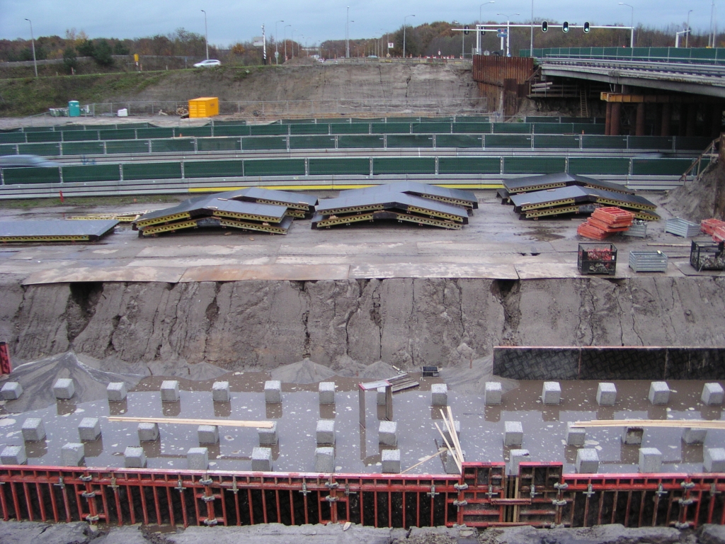 pb100018.jpg - Blik van west naar oost waar het nieuwe viaduct aansluiting Airport moet komen. Het hemelwater heeft forse scheuren veroorzaakt in het parallelbaan zandlichaam.