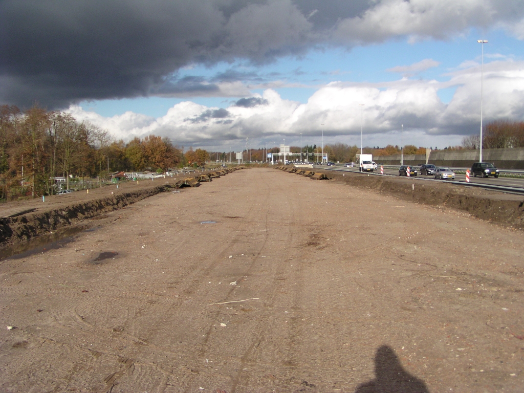 pb110003.jpg - Wegvak parallelbaan tussen aansluiting Strijp en viaduct Welschapsedijk: het oude geluidsscherm is verwijderd en diepwanden liggen gereed voor de nieuwe schermen. Merkwaardig dat ze ook aan de rechterkant liggen. Volgens de TB tekening komt alleen aan de linkerkant een scherm.