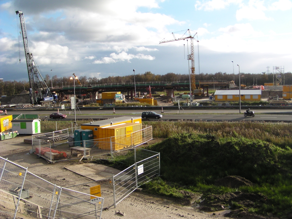 pb110011.jpg - Kp. de Hogt, de 100 meter lange parallelbaan (denk ik) overspanning over de Dommel krijgt vorm. Erg spijtig dat het werkvak waar de mooiste bruggen komen, onbereikbaar is.