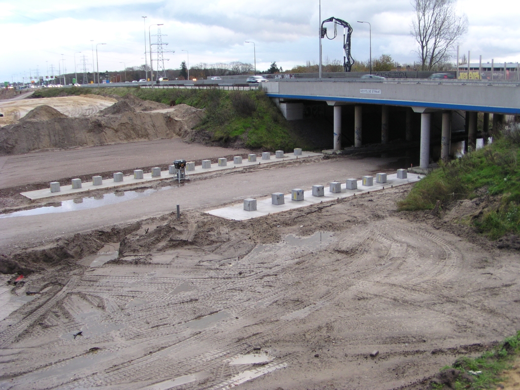 pb110018.jpg - Viaduct Gestelsestraat noordzijde. Wie weet waarom het voorste rijtje palen een stuk korter is dan het achterste mag het zeggen.