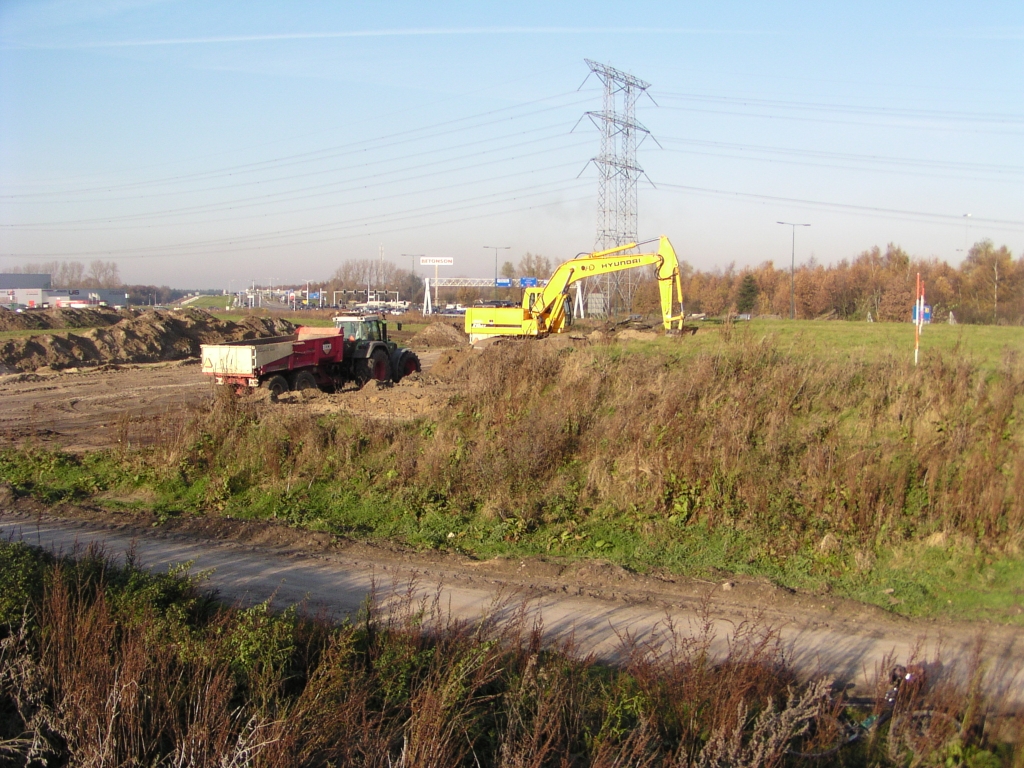 pb170004.jpg - Op Ekkersrijt is men begonnen met graafwerkzaamheden.