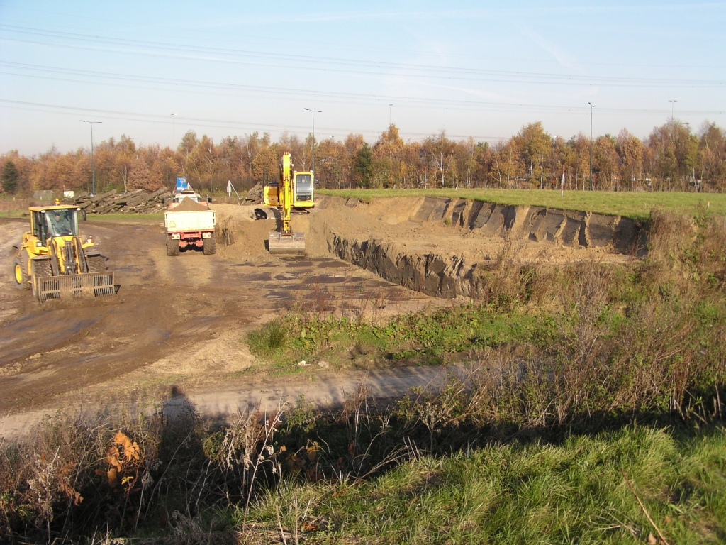 pb170005.jpg - Afgraven van die lage terpen waarvan de functie tot op heden onduidelijk is.