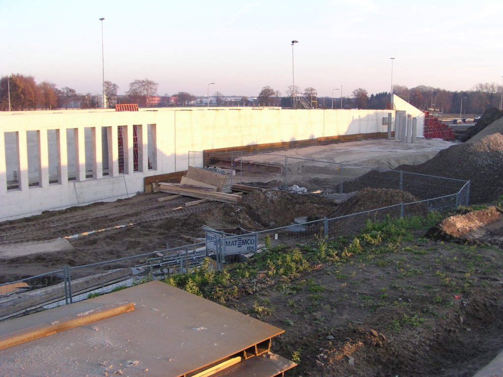 pb170011.jpg - A58 Tilburg->hoofdrijbaan richting Maastricht verbindingstunnel, waar men zand aan het storten is tegen het tunnellichaam. Tussen zand en beton zitten platen waarvan men er op de voorgrond een stapeltje ziet liggen.