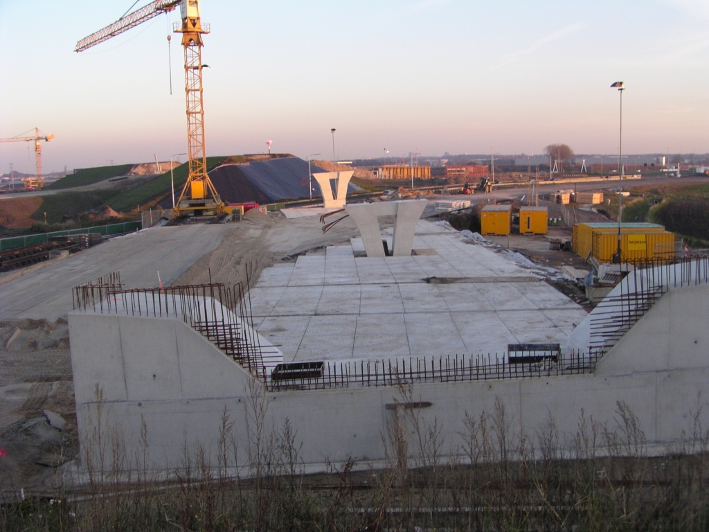 pb170013.jpg - Betonnen platen neergelegd tussen landhoofd en 1e pilaar van de A58 flyover Tilburg->Ekkersrijt... klopt niet met OTB tekeningen waar hier een zandlichaam zou liggen.