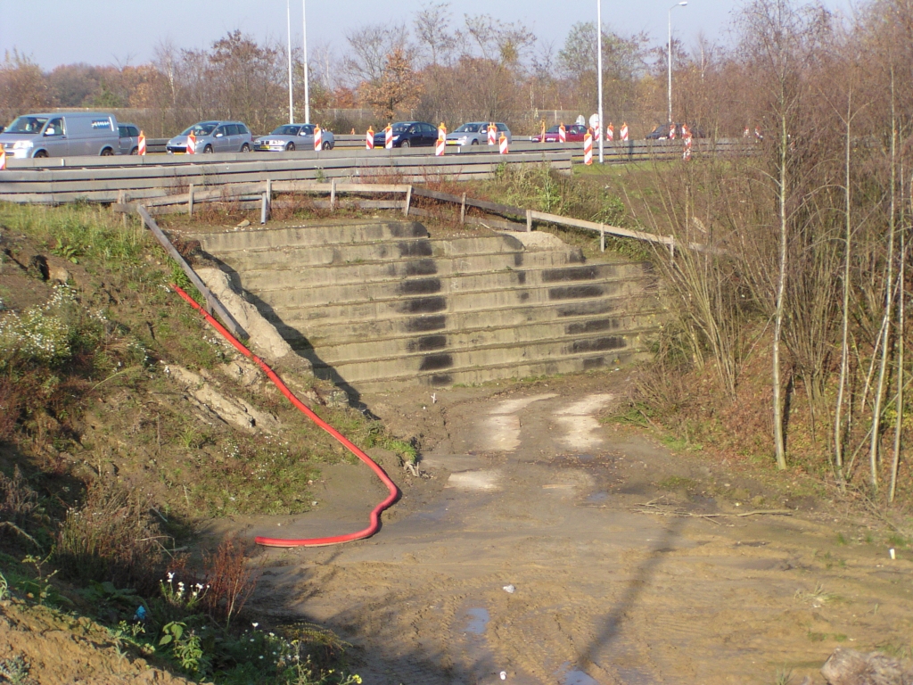 pb180003.jpg - Een soort sandwich constructie ten behoeve van de tijdelijk verlegde Anthony Fokkerweg, zodat er ruimte is voor het bouwen van het nieuwe viaduct aansluiting Airport.