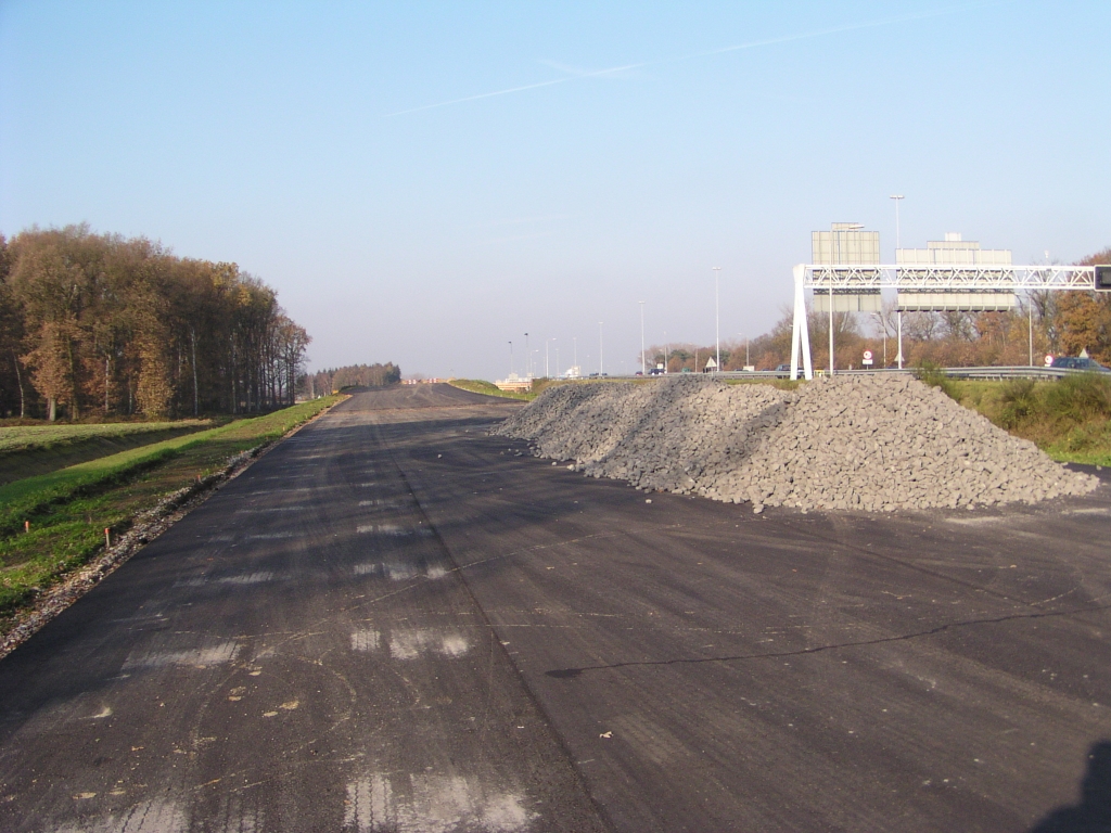 pb180008.jpg - Bij de vermoedelijke locatie van een amfibietunnel in de parallelbaan west tussen Oirschotsedijk en Airport zijn een aantal bergen keien gestort.  week 45 