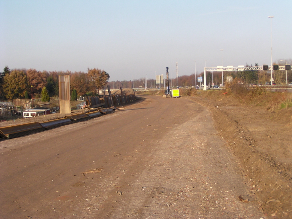 pb180013.jpg - Parallelbaan west tussen aansluiting Strijp en viaduct Welschapse dijk: al een aantal diepwanden ingetrild voor het geluidsscherm.