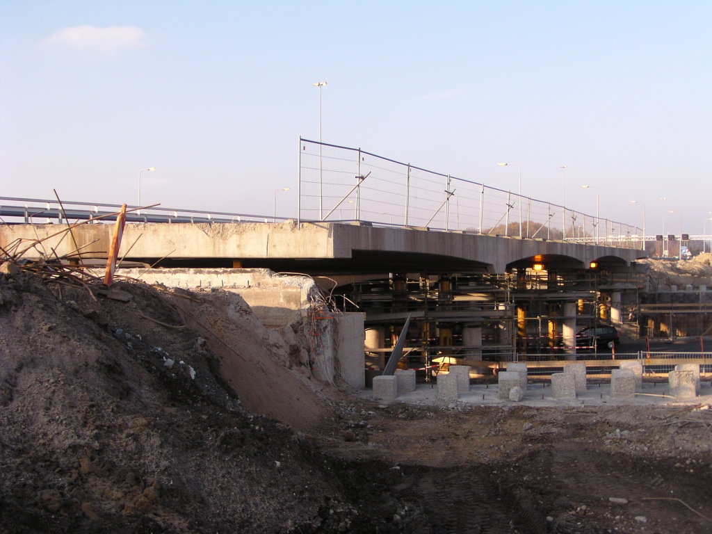 pb180016.jpg - Het te verbreden viaduct over de volle 56,5 meter lengte gezien. De heipalen rij geeft een indruk van de toekomstige breedte.