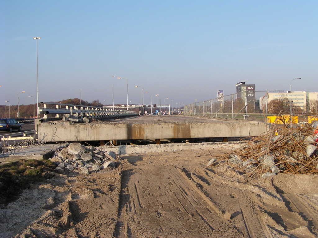 pb180017.jpg - Ruim 1400 ton beton een meter omhoog.