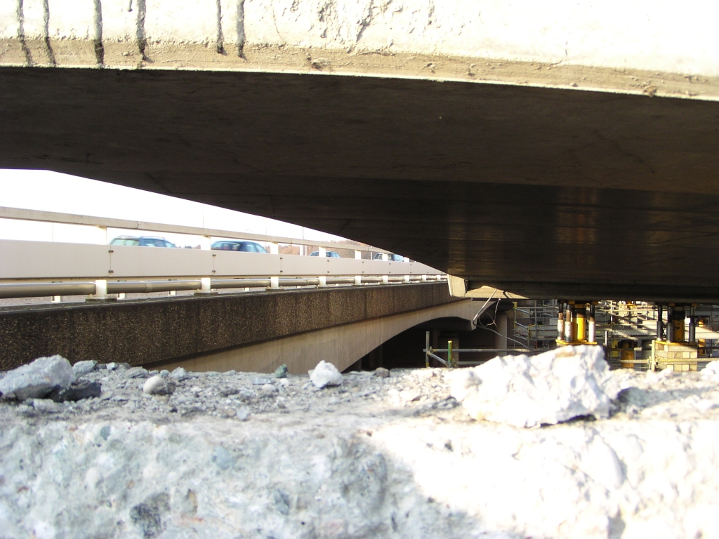 pb180018.jpg - Doorkijkje tussen het opgelichte viaduct en de hoofdrijbaan.