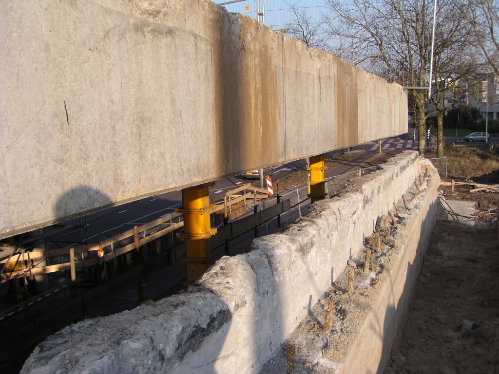 pb180019.jpg - Luttele dagen na het opvijzelen van het viaduct heeft men de wapening van het brughoofd reeds blootgelegd. Hier moet een 40cm verhoging worden aangebracht.