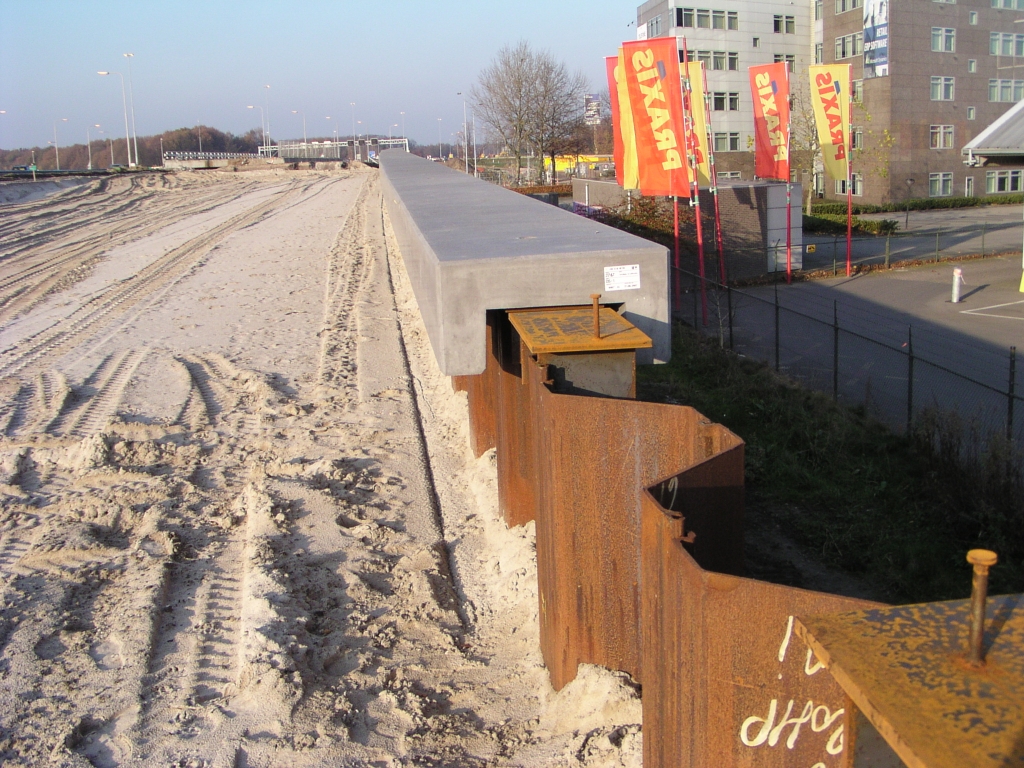 pb180020.jpg - De betonnen profielen, die enkele weken geleden nog op het talud lagen, dienen dus als sierrand voor de diepwanden. Parallelbaan oost even ten zuiden van de aansluiting Veldhoven.  week 40 