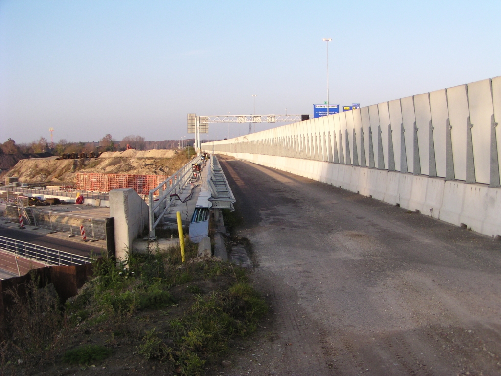 pb180028.jpg - Het Meerenakker viaduct is nog maar een jaar oud en werd ontworpen op 2x3+vluchtstroken. De rest van de "Poot van Metz" is echter thans 2x2+spitsstroken zonder vluchtstroken, zodat het geluidsscherm op het asfalt staat, en ruimte overlaat voor een werkverkeerstrook.