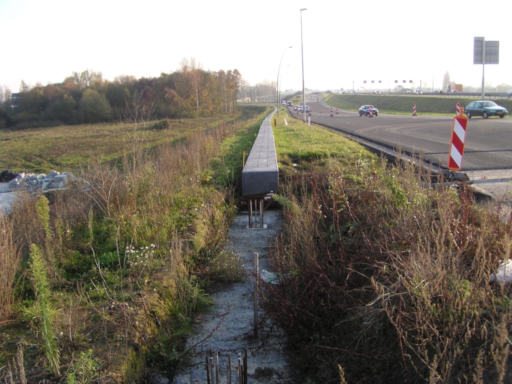 pb180030.jpg - Fundering voor transparant geluidsscherm, aansluiting Veldhoven zuid, oostzijde.