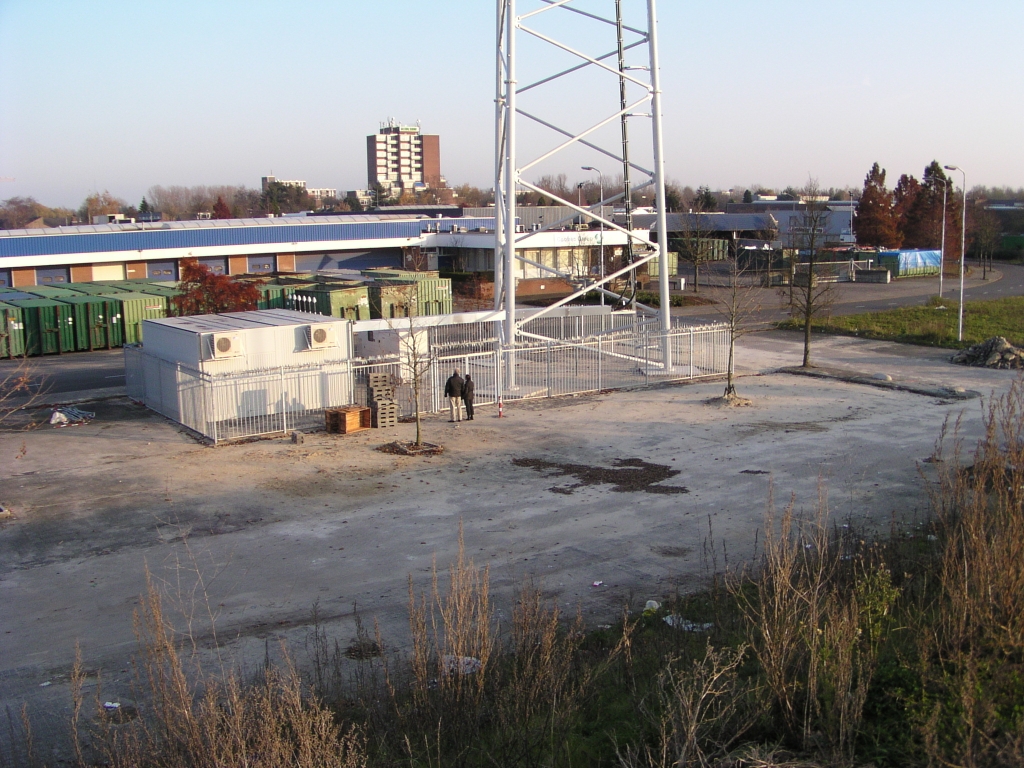 pb180031.jpg - Installaties en vervaarlijk bewapend hekwerk aan de voet van de A2 DVB-T zendmast, gadegeslagen door enkele inboorlingen. De eerste  storingsmeldingen  zijn al binnen.