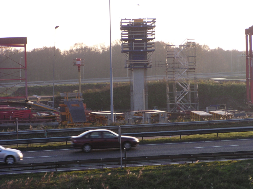 pb180035.jpg - Hoogste pilaar tot nog toe: de parallelbaan west A2->A67 in Kp. de Hogt moet hier komen.  week 42 