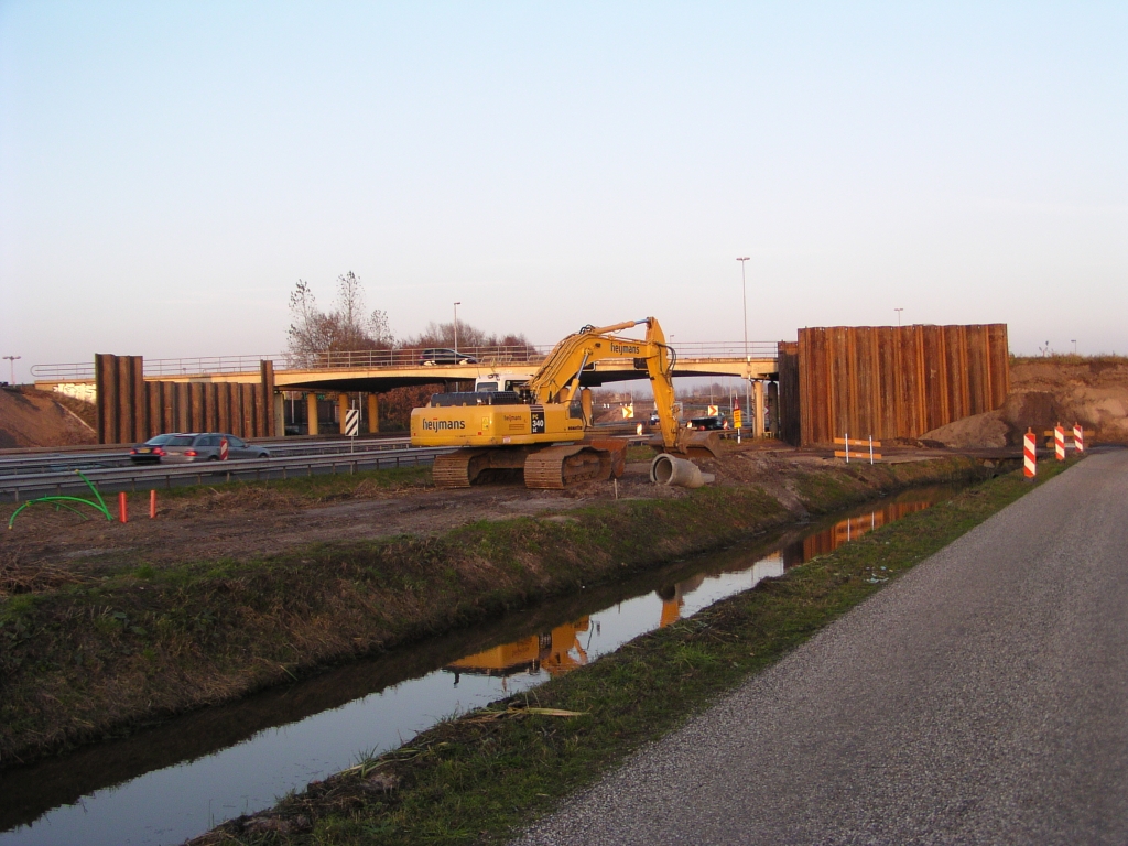 pb180037.jpg - Viaduct O.L. Vrouwedijk over de A67 waar diepwanden zijn aangebracht.