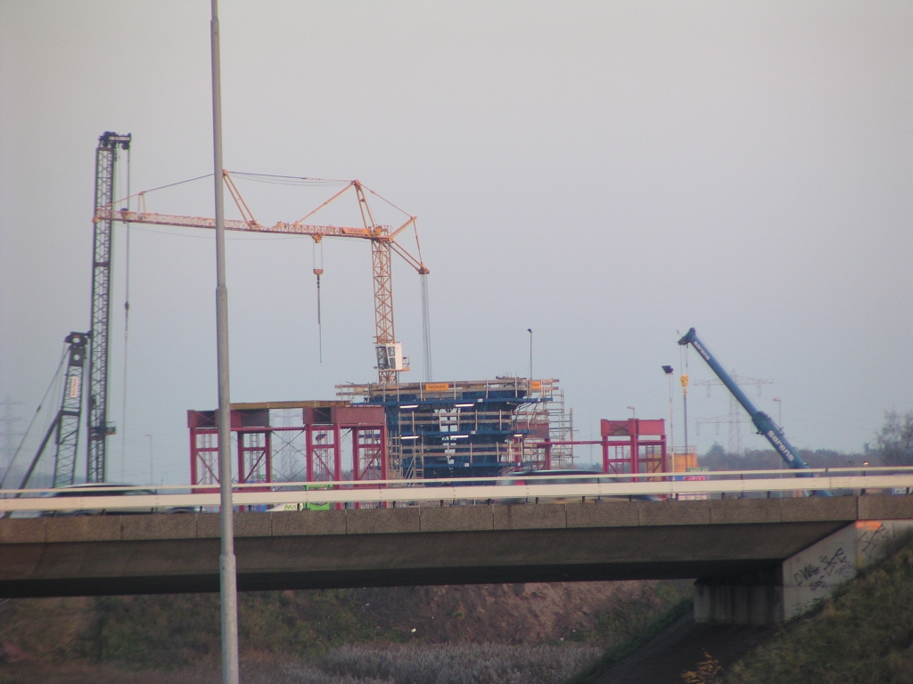 pb180041.jpg - De hoge parallelbaan pilaar is het eerste kunstwerk wat zichtbaar is vanaf het O.L. Vrouwedijk viaduct.