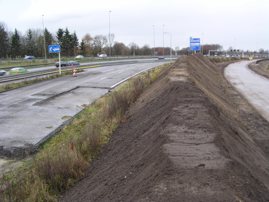 p2007112506.jpg - Oude hoofdrijbaan (links) en nieuwe parallelbaan (rechts) iets ten zuiden van de aansluiting Strijp. Een goede vraag is waarom er een zandlichaam is opgeworpen tussen deze twee banen.