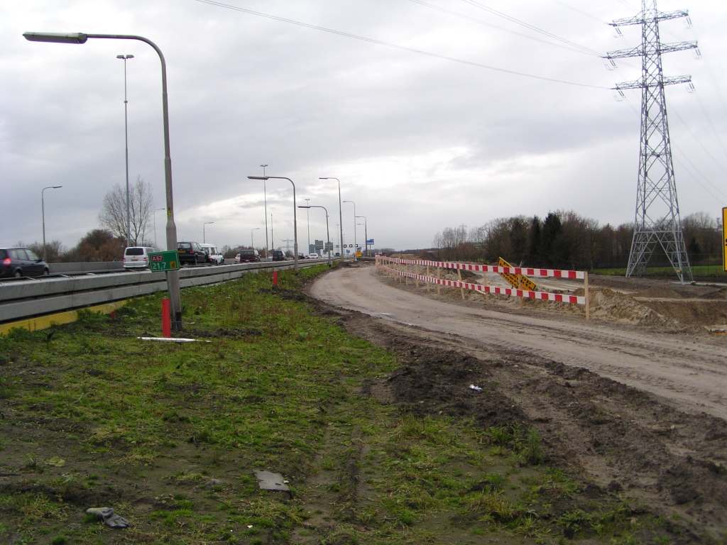 p2007112512.jpg - Door het verleggen van de toerit N69->Antwerpen is een werkverkeersbaan over de Tongelreep gemaakt.