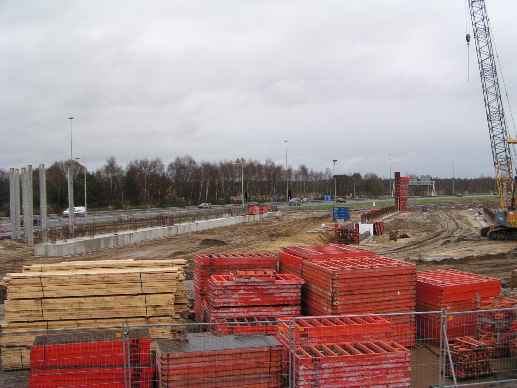 p2007112515.jpg - Voortgang van het viaduct waar men dadelijk vanaf Kp. Leenderheide overheen rijdt om in te voegen op de hoofdrijbaan richting Weert.  week 44   week 41   week 39 