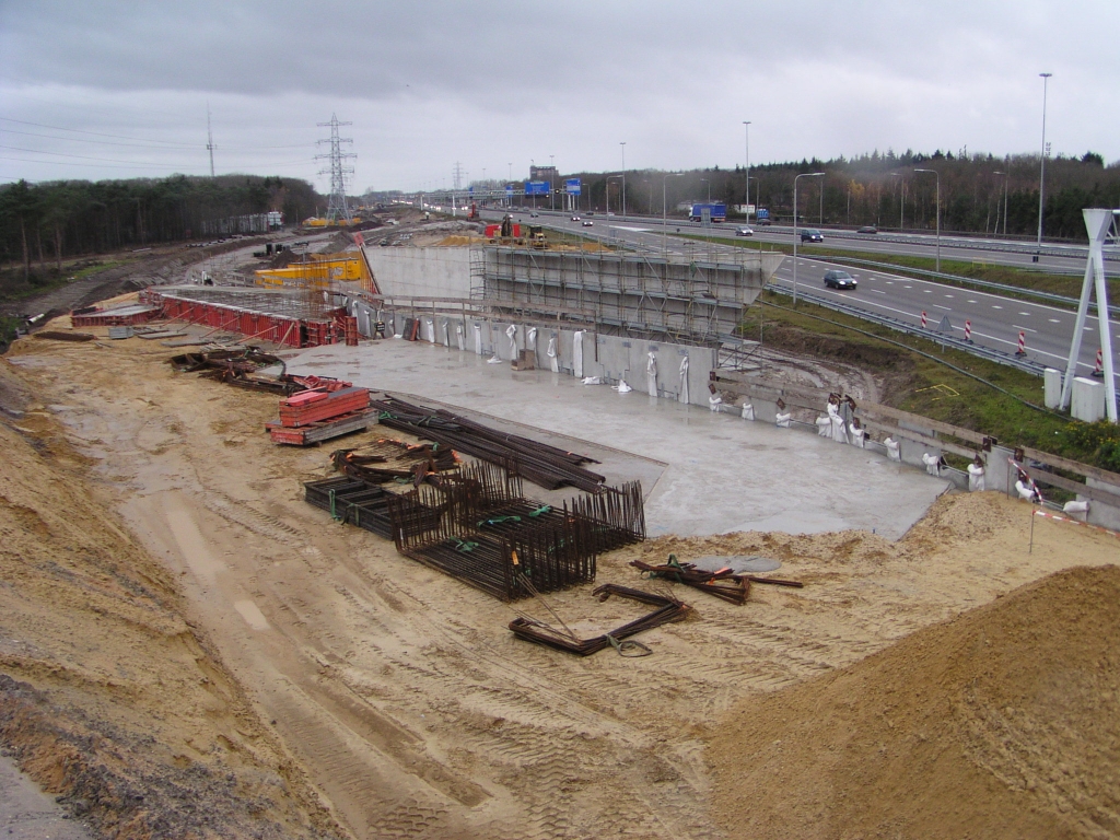 p2007112517.jpg - Terug bij het viaduct waar de A67 en parallelbaan zuid onder de hoofdrijbaan richting Weert doorgaan.  week 44   week 39 