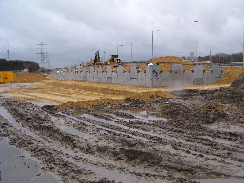 p2007112522.jpg - Beginnend terre armee landhoofd in Kp. Leenderheide voor het viaduct onder de A2 hoofdrijbanen richting Maastricht. De handtekeningen zijn niet van de kwaliteitscontroleurs.