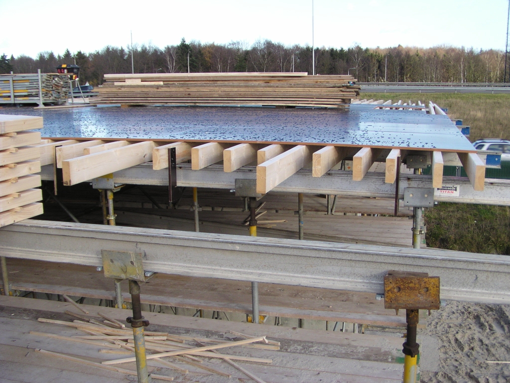 p1010005.jpg - Bovenop het stempelwoud. In de stempels zijn metalen liggers geplaatst, met haaks daarop houten balken met betonplex erop.