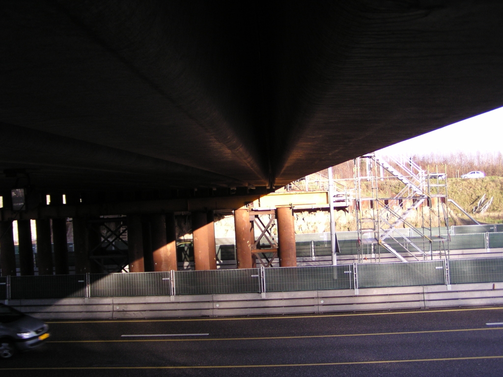 p1010015.jpg - Blik onder het oude verschoven viaduct bij Airport.