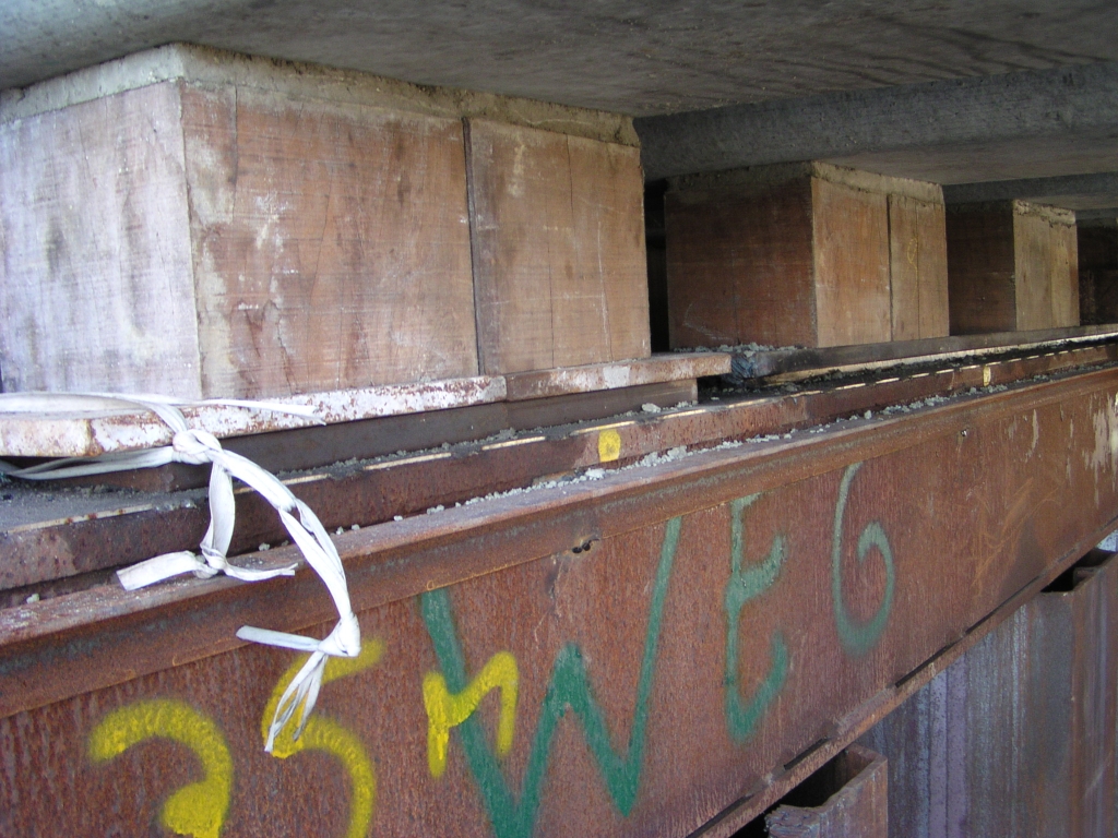 p1010016.jpg - Detail van de "glijbaan" waarover het oude viaduct verschoven is. Het brugdek rust op houten blokken.