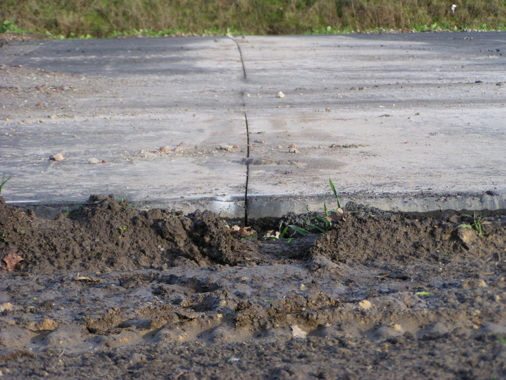 p1010020.jpg - Op de plek waar een amfibietunnel moet komen, ongeveer midden tussen Oirschotsedijk en Airport, is het asfalt doorgezaagd.  week 45 