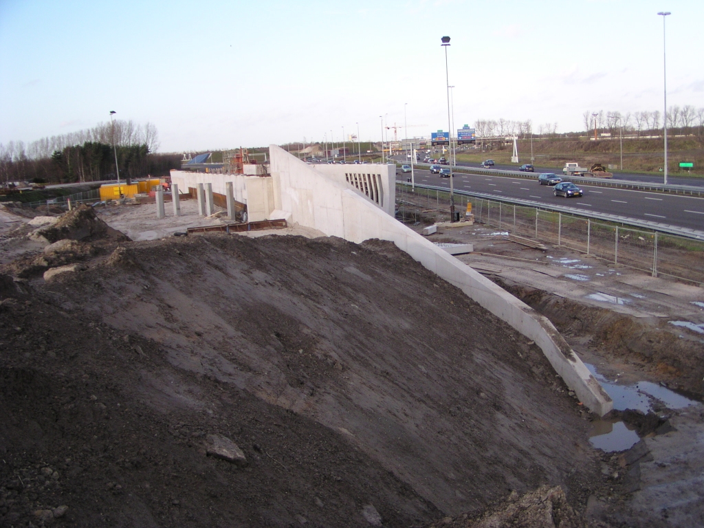 p1010026.jpg - Viaduct in het vlechtwerk Batadorp west, waar het zandlichaam tegen de gereedzijnde betonnen muren wordt gestort.  week 41 