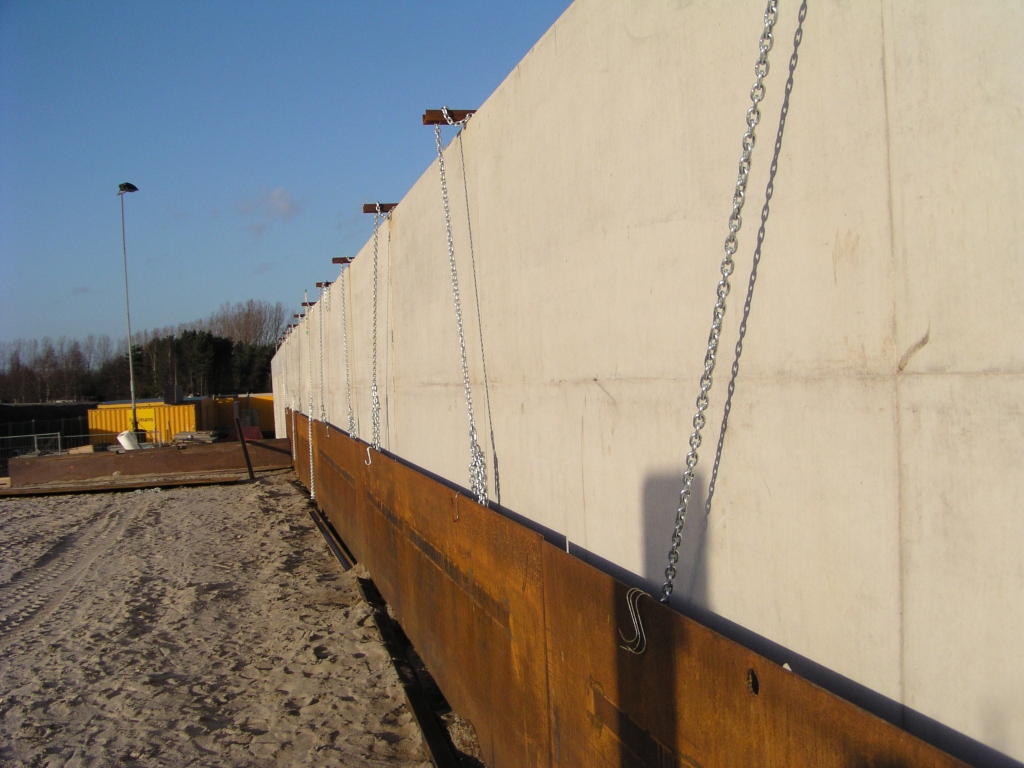 p1010028.jpg - Het gedeelte waar het zandlichaam niet vlak tegen het beton aanligt, maar tegen deze aan kettingen opgehangen metalen platen. Zie week 46 voor constructie van zo'n plaat.  week 46 