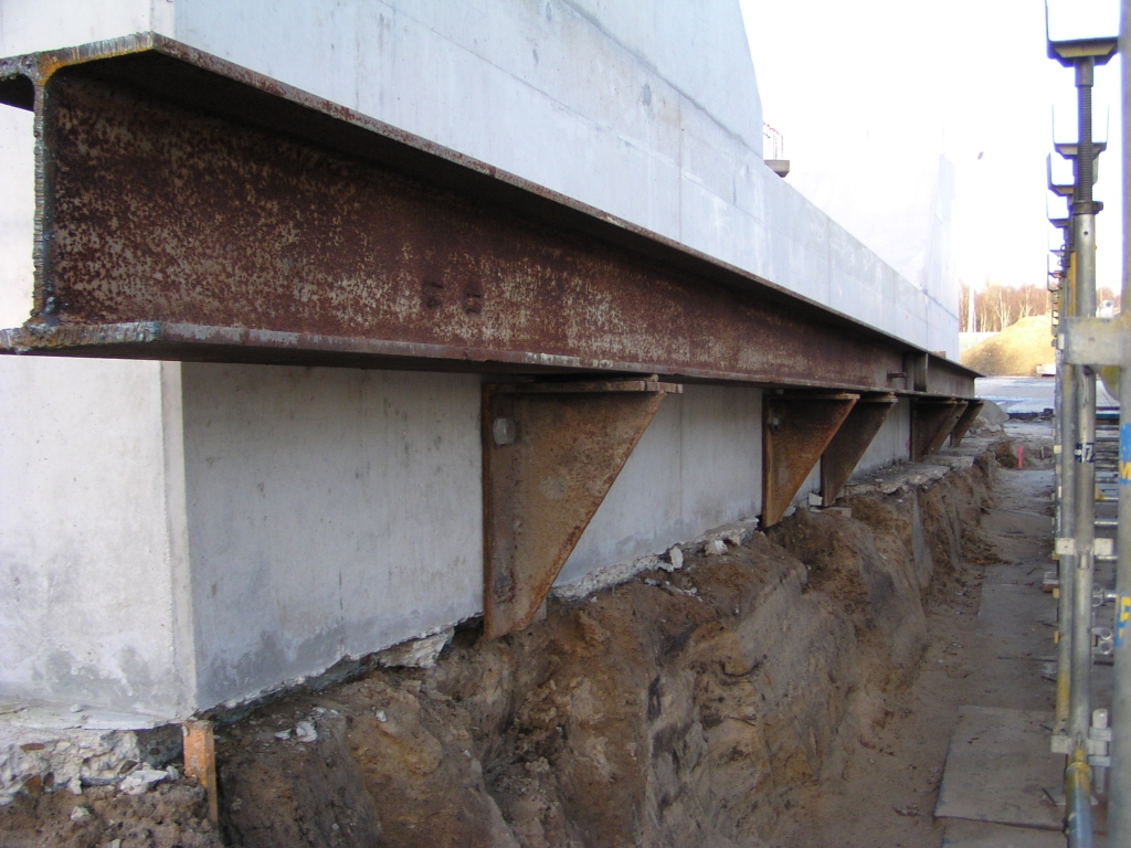 p1010032.jpg - De draadbussen van week 46 zijn in gebruik genomen: een stalen draagbalk is aan het betonnen landhoofd bevestigd.  week 46 