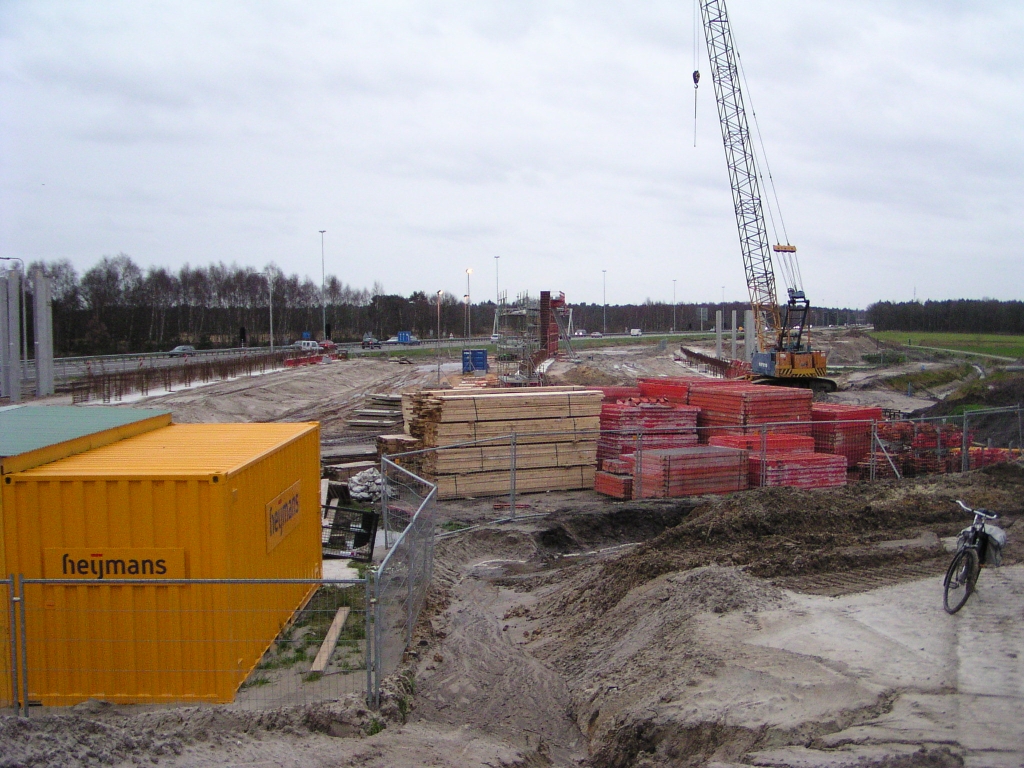 p2007120836.jpg - Van Kp. de Hogt naar Kp. Leenderheide, waar weer enorm veel werk wordt verricht om de beklagenswaarde automobilisten, die zojuist hebben moeten aansluiten voor de VRI's op de rotonde, een comfortabele rit over de hoofdrijbaan aan te bieden om vervolgens te kunnen invoegen.