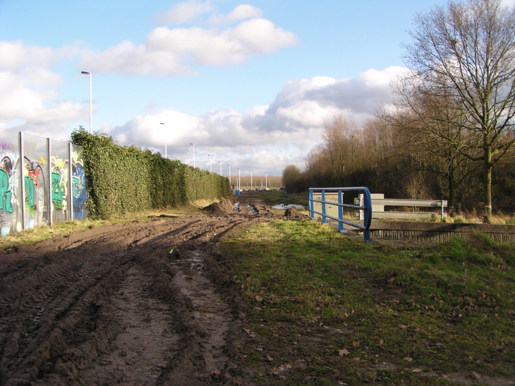 pc090001.jpg - Beginnende grondwerken omgeving fietstunnel onder de A58 naar Ekkersrijt. Hier moet de afrit Eindhoven noord (Kennedylaan) komen te liggen. Een echte trace-tekening is nergens te vinden op het web, maar  dit plaatje  geeft ongeveer aan wat de bedoeling is. In dat plaatje zien we onder meer dat de uitvoeger na het passeren van de fietstunnel nog wat naar het zuiden afbuigt, waardoor het noodzakelijk wordt de massieve geluidswal die er nu ligt, te verplaatsen.