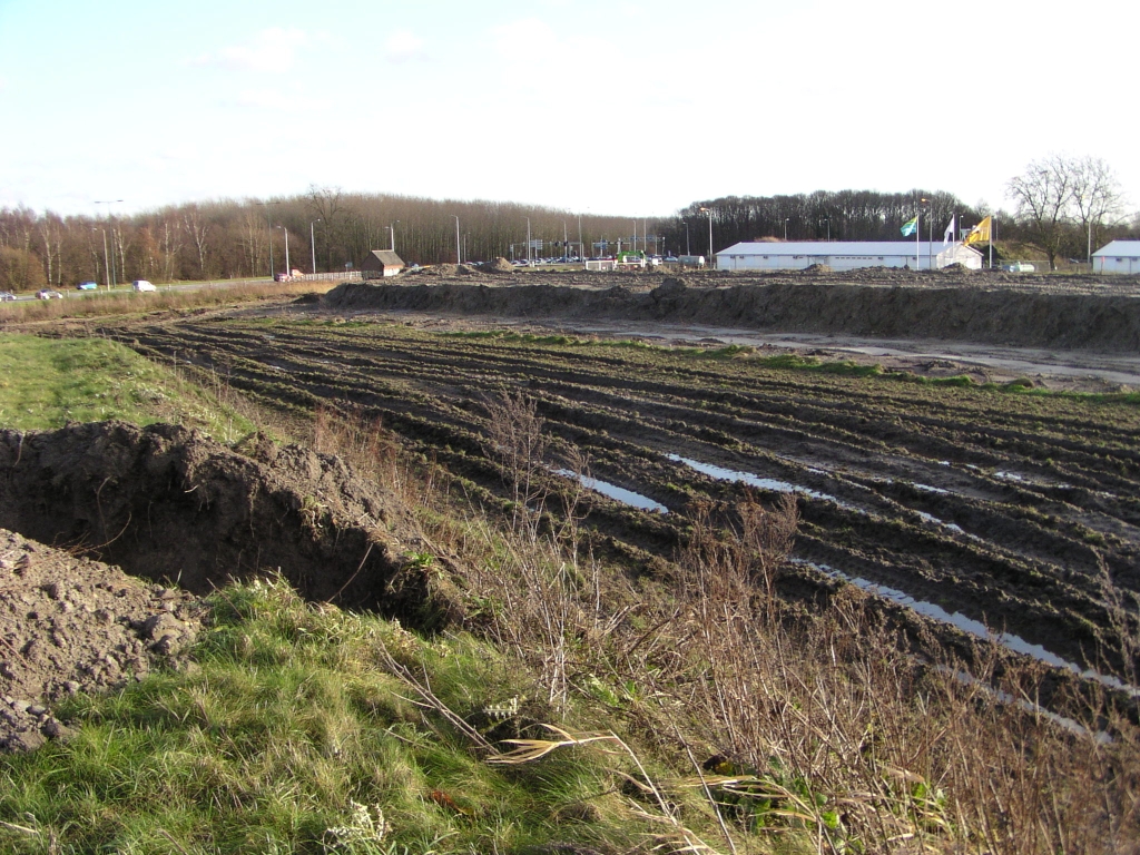 pc090010.jpg - Het belooft vooral een groot grondverzet project te worden. De boog Kennedylaan->A58 bereikt niveau 2, te zien aan het RWS plaatje, maar dit gaat niet gepaard met imposante peilers. De viaducten zijn niet langer als absoluut noodzakelijk. De hoge terpen in Kp. Batadorp zullen we dus hier ook gaan terugzien.