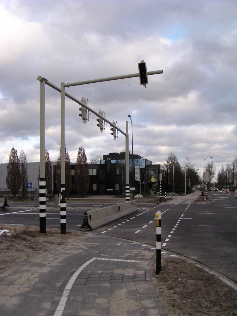 pc090015.jpg - Het nieuwe kruispunt nabij de aansluiting Ekkersrijt heeft nu ook een VRI gekregen, waarbij het hoge verkeerslicht voor fietsers (voor mij althans) uniek is.