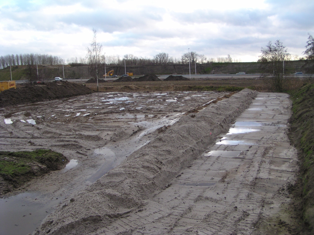 pc090016.jpg - Tussen VRI en de aansluiting is al voorzichtig begonnen met het zandlichaam dat op deze plek al zo'n beetje op hoogte moet zijn voor de rotonde op niveau 1.