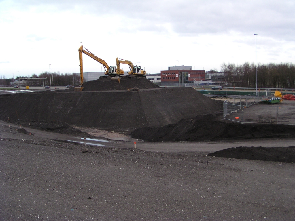 pc090029.jpg - Met bodemas kunnen mooie scherpe hoeken in grondlichamen worden vormgegeven. Jammer dat het met plastic moet worden ingepakt en van een zanddeklaag voorzien.