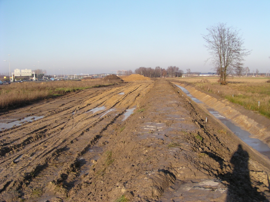 pc160003.jpg - Ook aan de zuidoost zijde van Kp. Batadorp is men begonnen met grondwerken ten behoeve van de weefvakken tussen hoofd- en parallelrijbanen. Aan de zuidwest zijde was men een jaar geleden al zo ver.