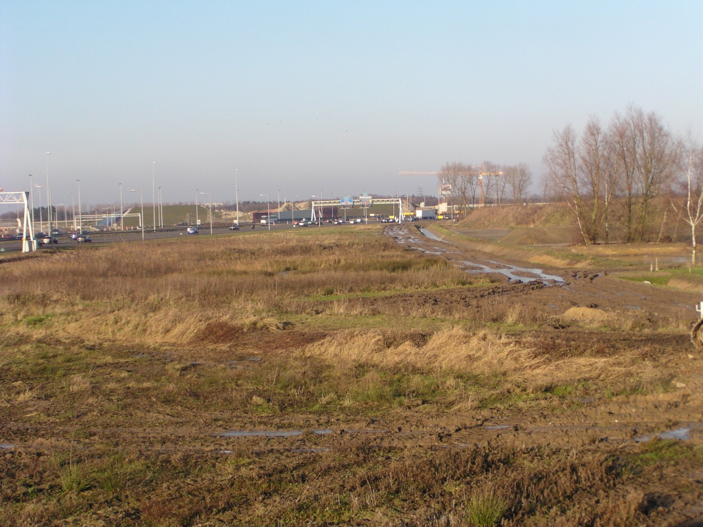 pc160005.jpg - De contouren van het einde in noordelijke richting van de weefvakken Batadorp zuidoost zijn te herkennen door het taperen van de bermsloot terug naar de hoofdrijbaan toe.