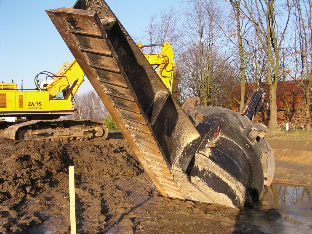 pc160006.jpg - Dichterbij de slotengraver, en aan die profielen is dus het fraaie lijnenmotief in de bermsloten te danken.