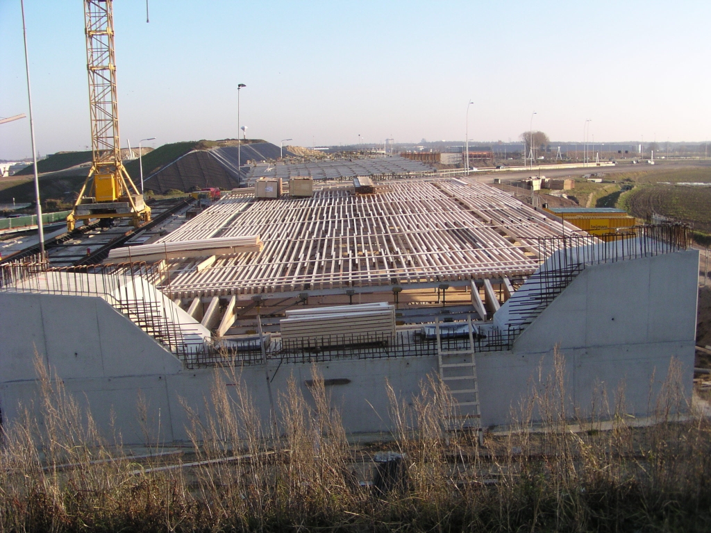 pc160008.jpg - Het stempelwoud van de vorige fotosessie van de flyover Tilburg->Nijmegen in Kp. Batadorp is grotendeels belegd met timmerwerk voor de betonbekisting, de twee V-vorm pilaren aan het zicht onttrekkend.