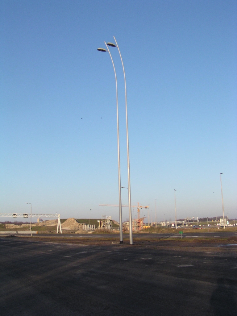 pc160014.jpg - Verder zuidwaards over de boog vanuit Tilburg een opmerkelijke tweeling lichtmast opstelling. Dit is een ander (hoger) type dan die men elders langs parallelbanen en op de aansluiting High Tech Campus aantreft.