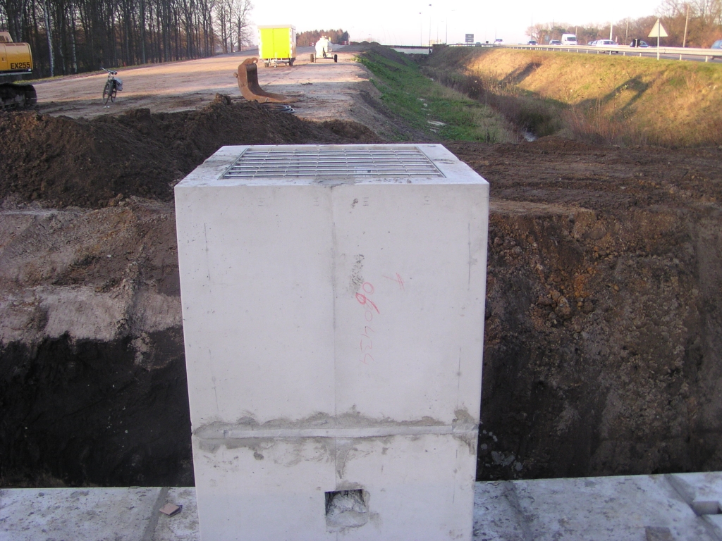 pc160026.jpg - "Schoorsteen" op de amfibie tunnel met rooster, dat pal naast de parallelbaan boven het aardoppervlak uitsteekt. Weest u dus niet verbaast als u op dit punt amfibieen op de rijbaan aantreft die de route naar cafe restaurant "Mispelhoef" gemist hebben!