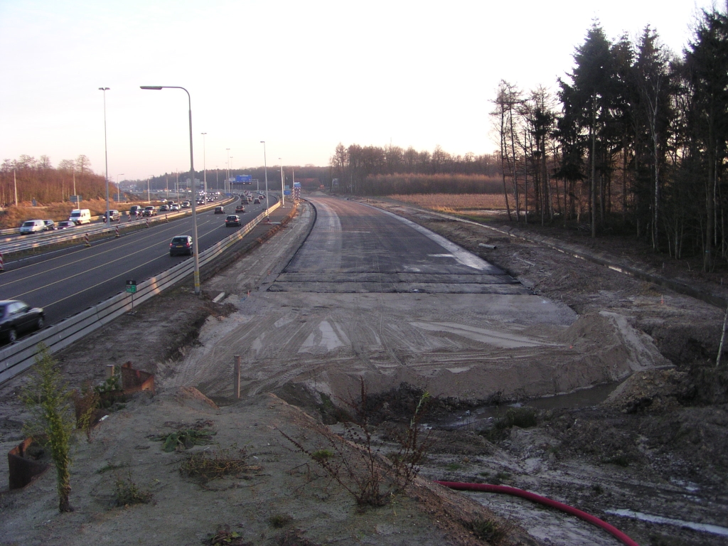 pc160027.jpg - Zo snel kan het gaan met parallelbaan aanleg: een luttel aantal weken na het grove grondverzet liggen er al drie lagen asfalt.