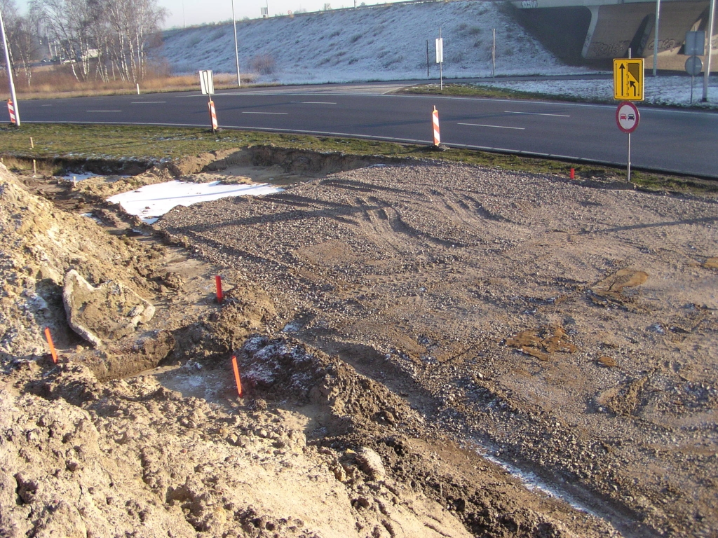 pc220007.jpg - Begin van de parallelbaan aan de zuidkant van het verbredingsproject. Weefvakken zijn hier niet nodig, schuift u maar aan bij de VRI's op de rotonde Leenderheide.